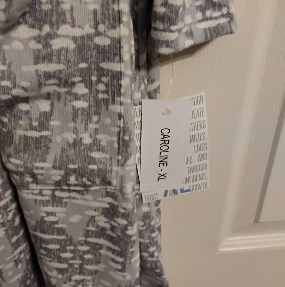LuLaRoe Caroline Cardigan NWT - Picture 2 of 3